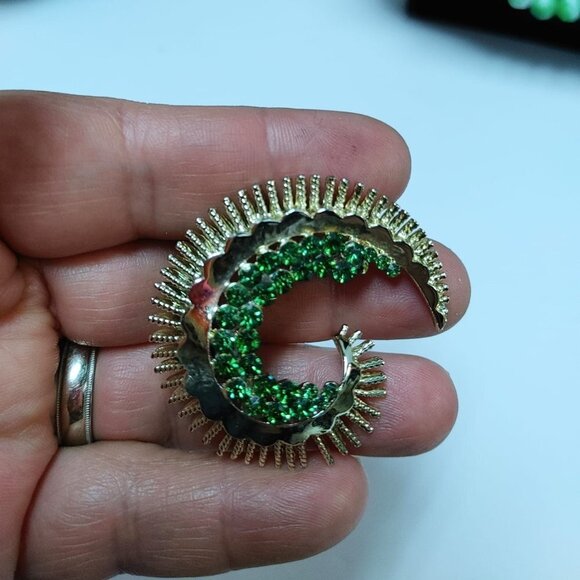 Vintage Emerald Green Rhinestone Glass Gold Tone Brooch Aztec 2" - Picture 4 of 5